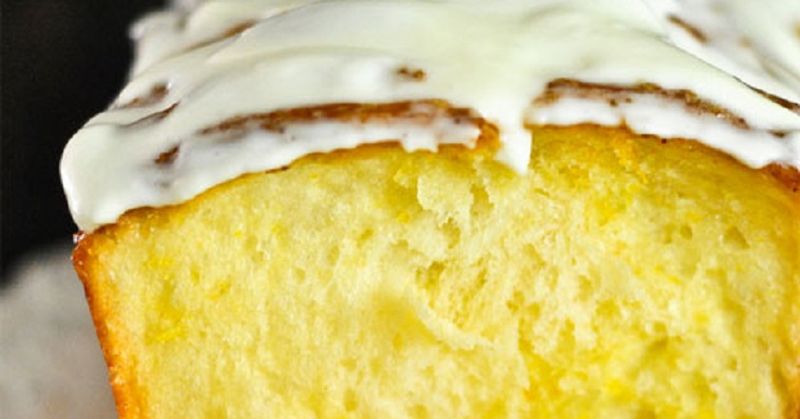Рецепт лимонного кекса, которым мы поделимся, способен порадовать даже очень привередливую хозяйку. Вы сможете приготовить божественно вкусный, мягкий, а главное – быстрый десерт. Всего десять минут ваших усилий и минимум продуктов превратят лимонный кекс в любимую выпечку всей семьи.