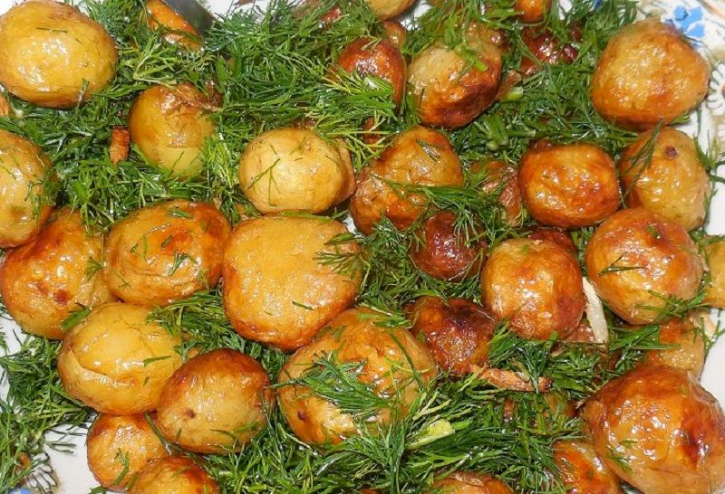 Жареный картофель с зеленью