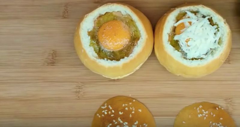 Яйцо в булочке в духовке: быстрый завтрак, способный взорвать вкусовые рецепторы
