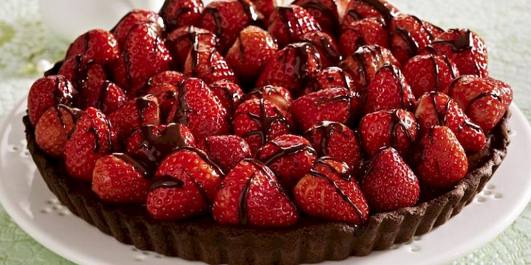 Шоколадный тарт с клубникой: как приготовить идеальный десерт в сезон клубники