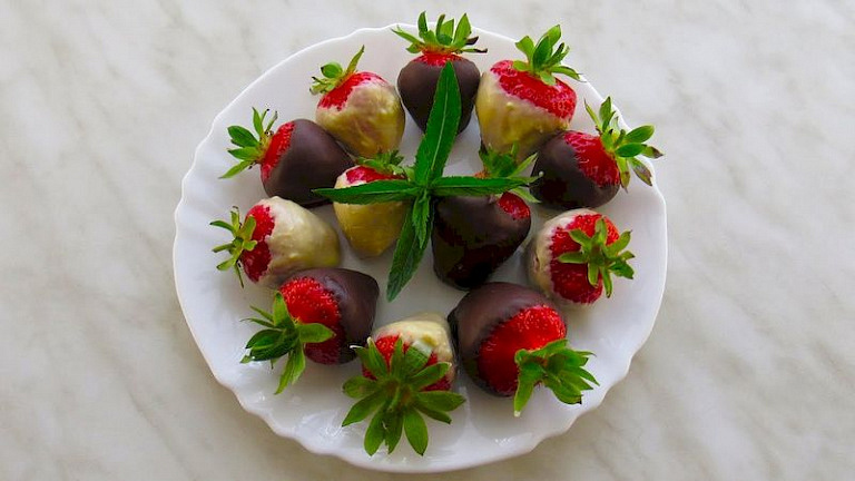 Клубника в шоколаде: изумительный легкий десерт для мечтателей и романтиков