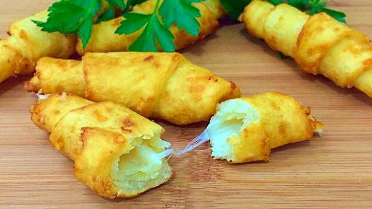 Сытное блюдо из картофеля: как приготовить рогалики по необычному рецепту