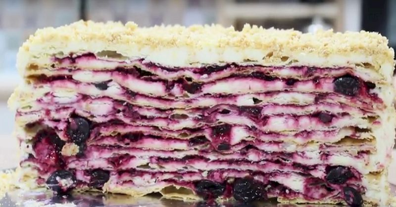 Бисквитный торт с кремом из сметаны и ягодным пюре: 10 невероятно нежных и вкусных кусочков