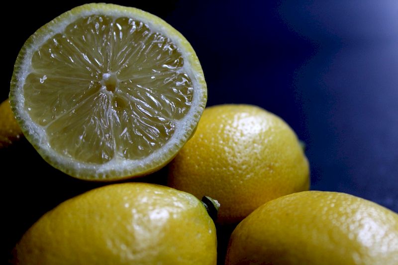 Когда витамин С не панацея: 9 побочных эффектов от лимонов и лимонной воды