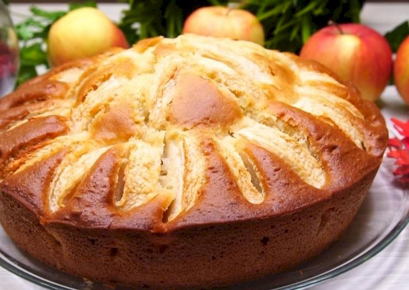 Пирог на кефире с яблоками: быстрый и недорогой десерт для любимых домочадцев