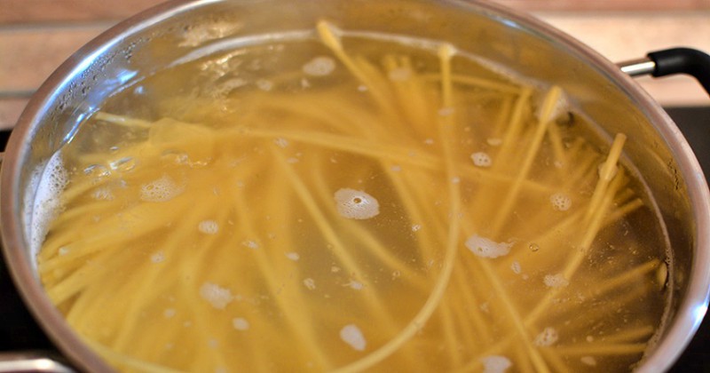 Для блеска волос и супа: как итальянки используют воду после варки макарон