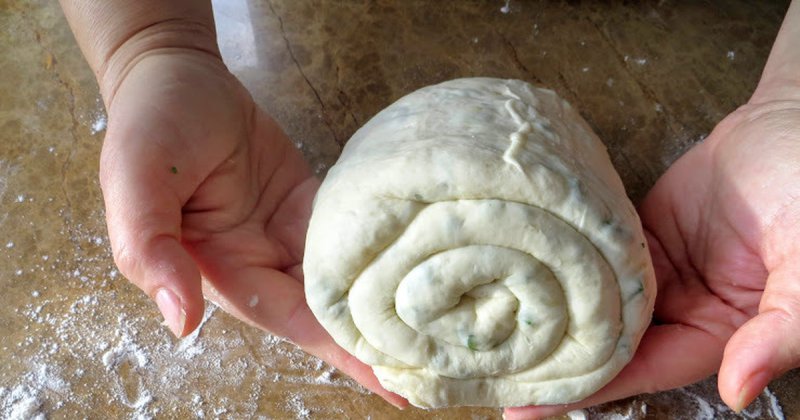 1000 и 1 слой в одной лепешке: слоеный хлеб с луком по китайской рецептуре