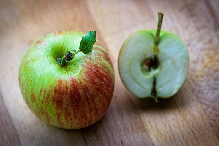 Далеко не кожура: ученые выяснили, какая часть яблока самая полезная