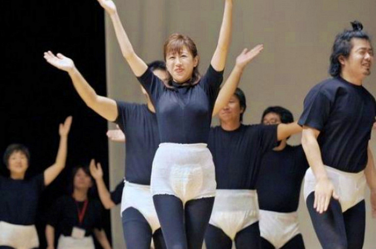 Зачем молодые здоровые японки носят постоянно подгузники?