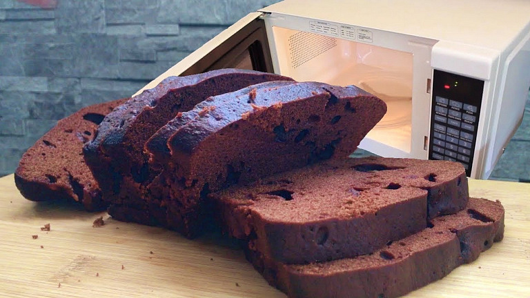Шоколадный кекс на кефире в микроволновке: вкусно и всего лишь за 6 минут
