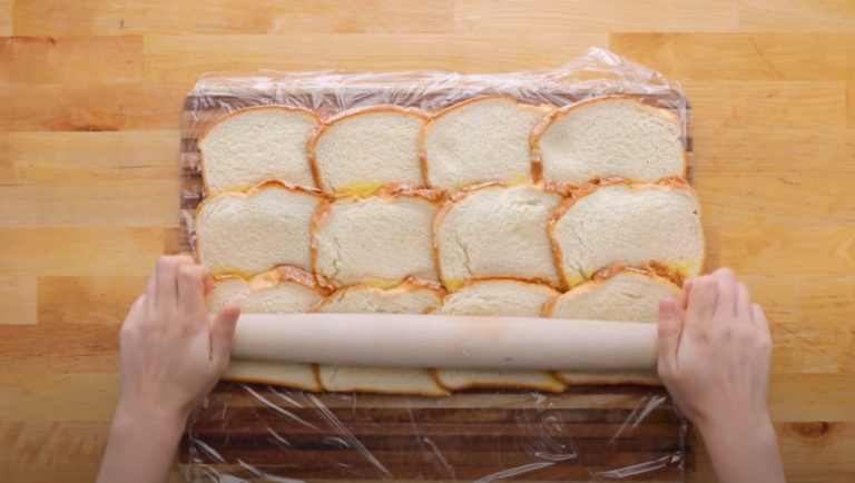 Хлеб, скалка и руки: многого не надо, чтобы скрутить сытный сэндвич-ролл Баффало