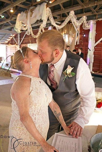 30-річна дівчина з жахливою хворобою вийшла заміж. Ми підглянули, як це було ...