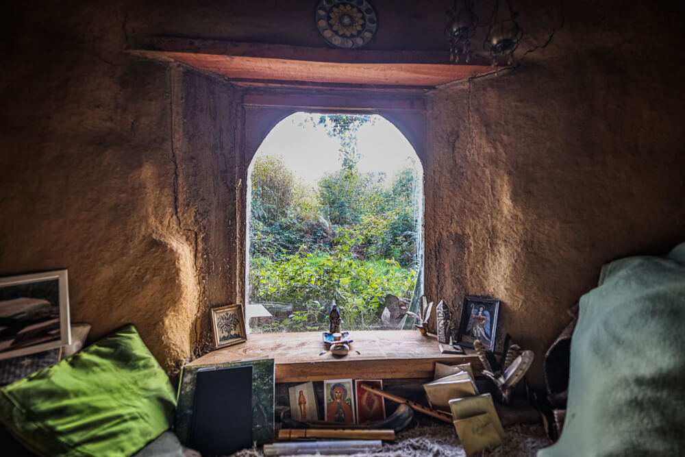 Женщина построила крошечный земляной домик, чтобы жить рядом с природой в валлийских лесах