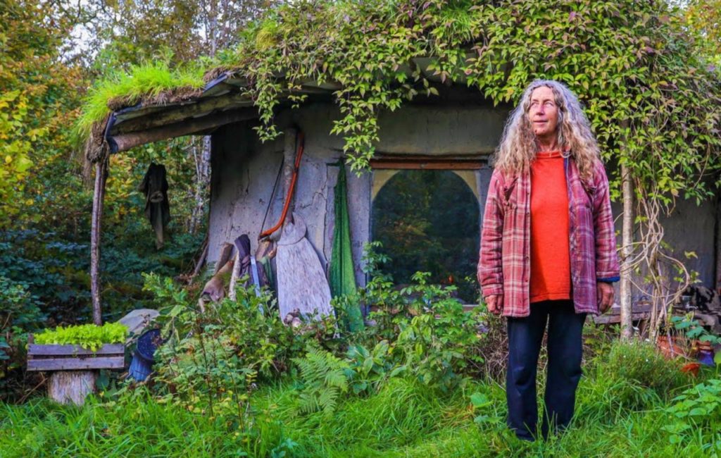 Женщина построила крошечный земляной домик, чтобы жить рядом с природой в валлийских лесах