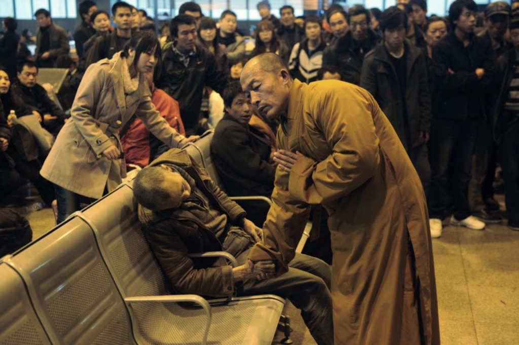 Монах молится за старика, не дождавшегося своего поезда на вокзале: 3 урока, которые я усвоил для себя