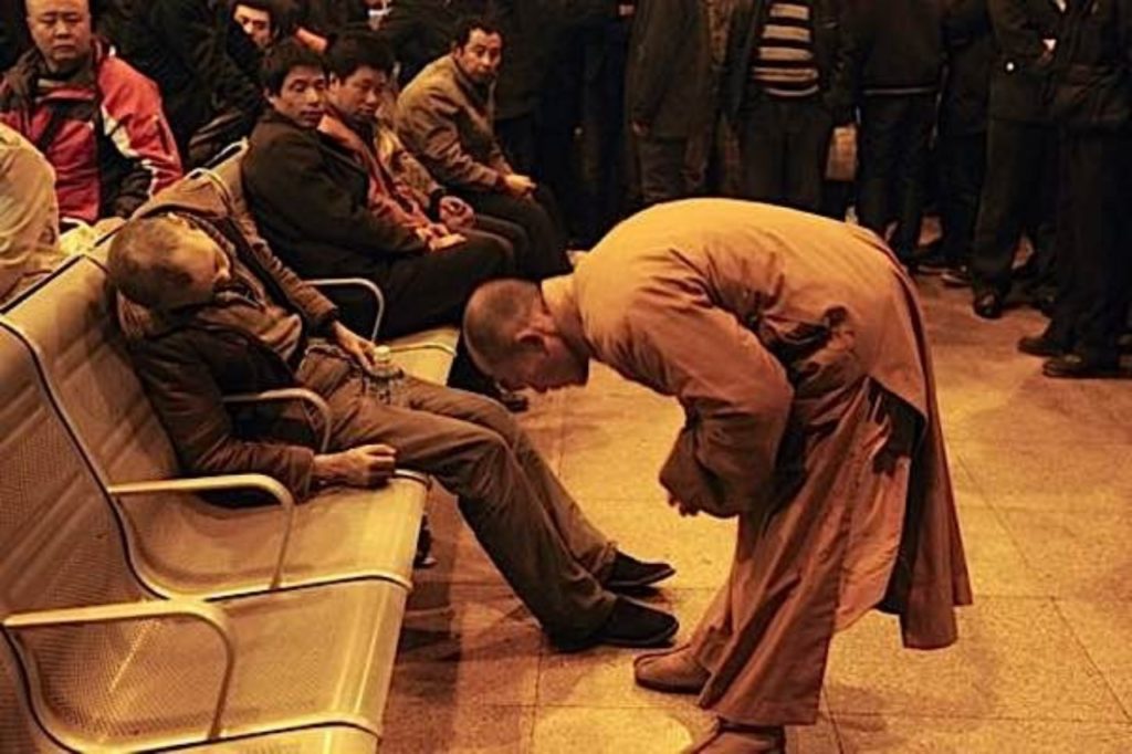 Монах молится за старика, не дождавшегося своего поезда на вокзале: 3 урока, которые я усвоил для себя
