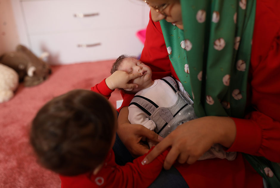 Маленькие дети не дышат, но иранских матерей это только тешит, они даже счастливы