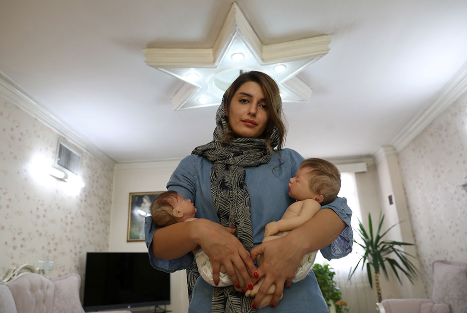 Маленькие дети не дышат, но иранских матерей это только тешит, они даже счастливы