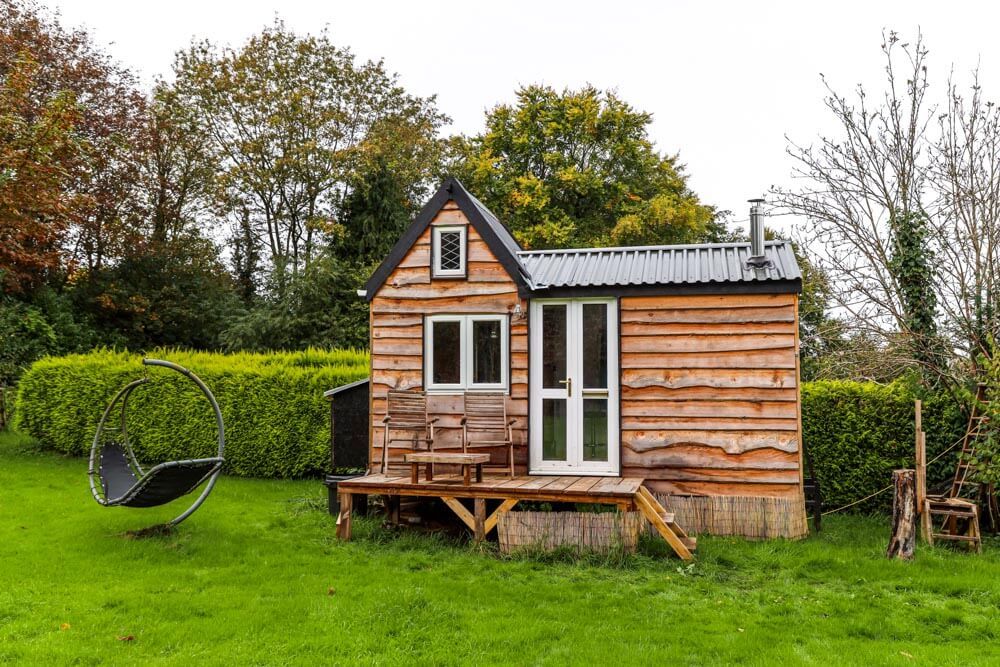 17-летний парень построил крошечный домик за смешные деньги, куда любой захотел бы переехать
