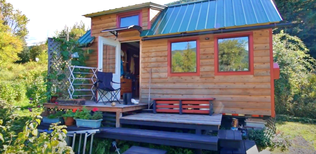 Учительница на пенсии построила себе крошечный домик для спокойной жизни на природе, и чтобы лишний раз не тратиться
