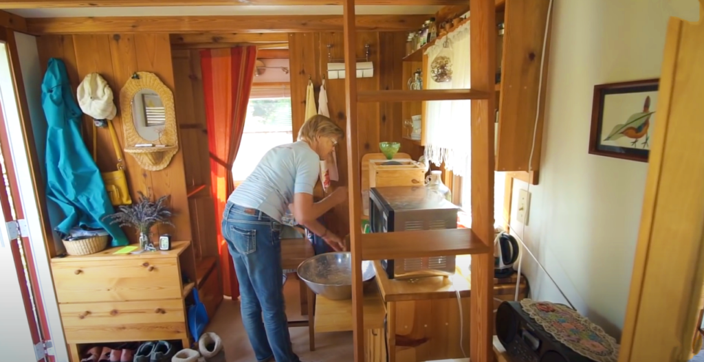 Учительница на пенсии построила себе крошечный домик для спокойной жизни на природе, и чтобы лишний раз не тратиться