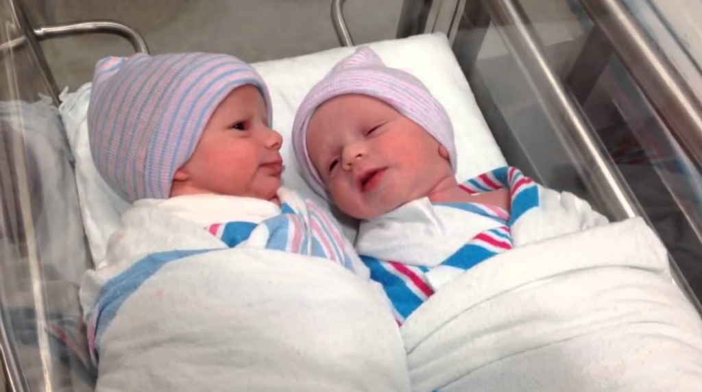 Новорожденные близнецы впервые разговаривают через час после рождения