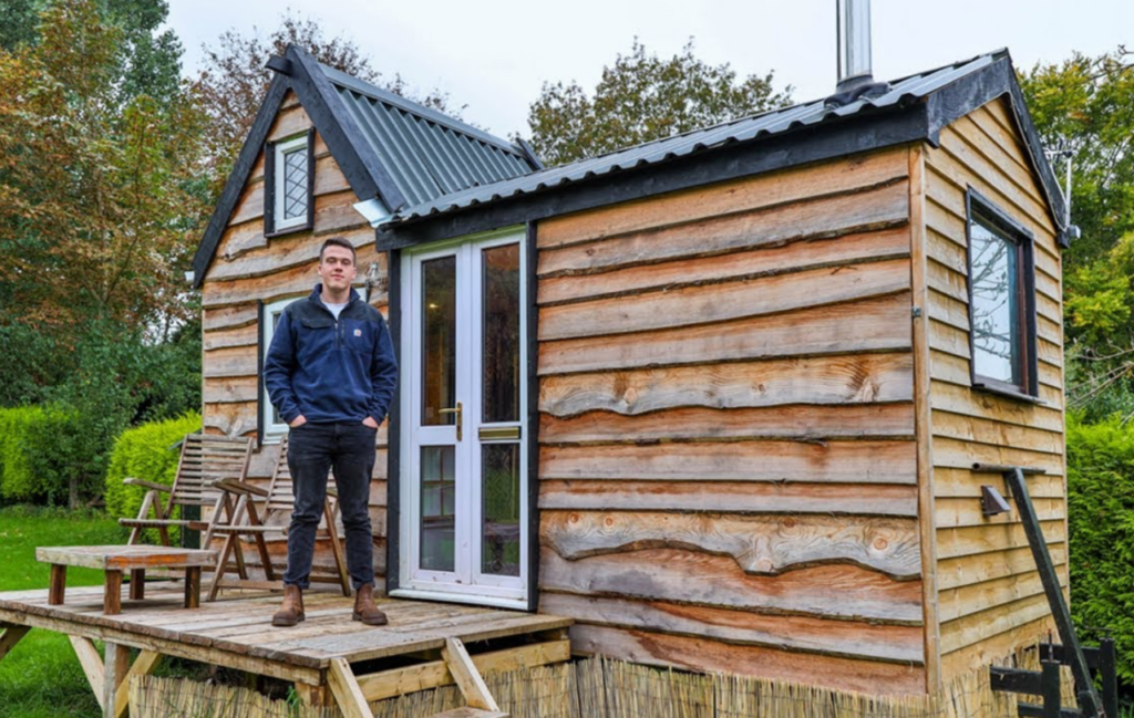 17-летний парень построил крошечный домик за смешные деньги, куда любой захотел бы переехать