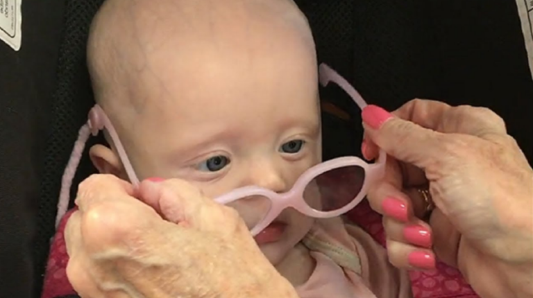 Драгоценная малышка впервые одевает очки и ясно видит свою маму – ради таких минут и стоит жить