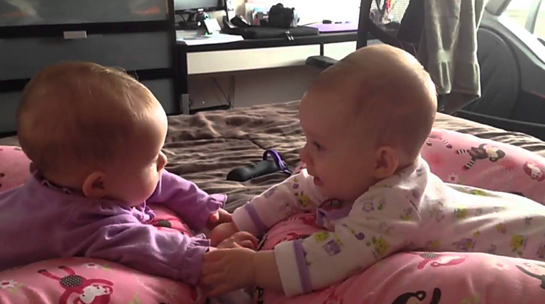 Младенцы-близнецы впервые разговаривают между собой и так мило держатся за руки