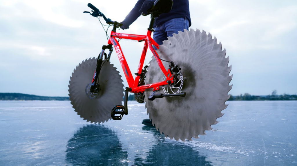Мужчина заменил велосипедные шины циркулярными пилами и пошел кататься на замерзшем озере