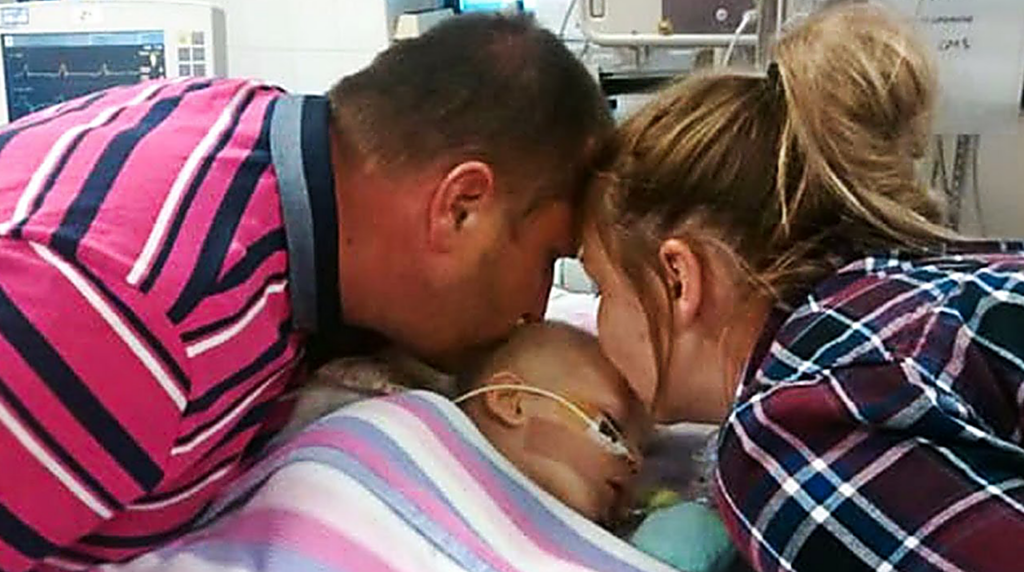 В больнице родители целуют дочь на прощание, но через полчаса из палаты доносится крик