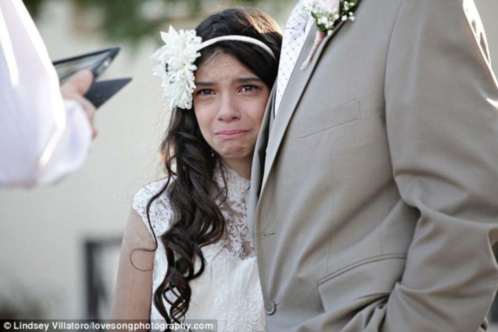 Замуж за старика: на свадьбе 11-летней девочки и 62-летнего мужчины рыдали все гости
