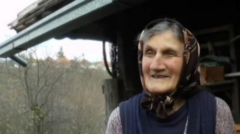 77-летняя сербская женщина вот уже 59 лет носит сына-инвалида на своей спине – и в дождь, и в снег, и в школу, и на работу