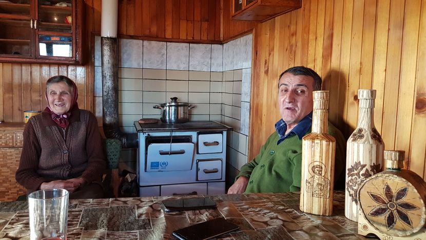 77-летняя сербская женщина вот уже 59 лет носит сына-инвалида на своей спине – и в дождь, и в снег, и в школу, и на работу