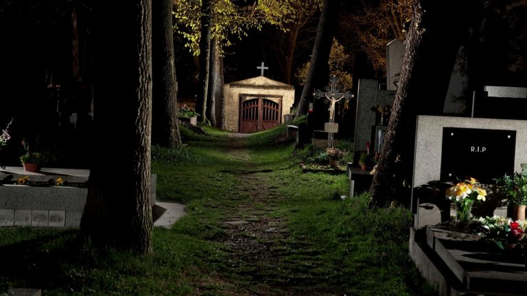 В первую ночь в сторожке у кладбища Лида услышала такое, что утром готова была бежать без оглядки