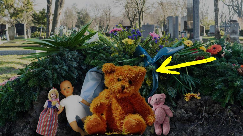 Мать забрала плюшевого медвежонка на чужой могиле и подарила дочери – теперь ВСЮ жизнь будет жалеть