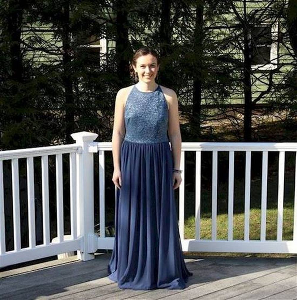 Девушки не стало вскоре после выпускного вечера – теперь все хотят надеть ее красивое голубое платье