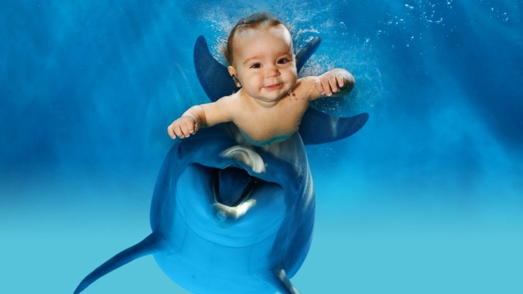 Это удивительное спасение ребенка дельфинами можно смело заносить в Книгу рекордов Гиннеса