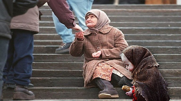 В канун Нового года мужчина увидел на улице растерянную старушку с ребенком. Все просто проходили мимо ...