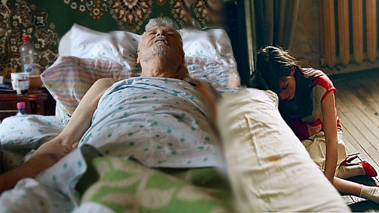 Ухаживая за парализованным 90-летним дедом, Маша нашла странную коробку под его кроватью – заглянув внутрь, она поняла, что надо убегать немедленно ...