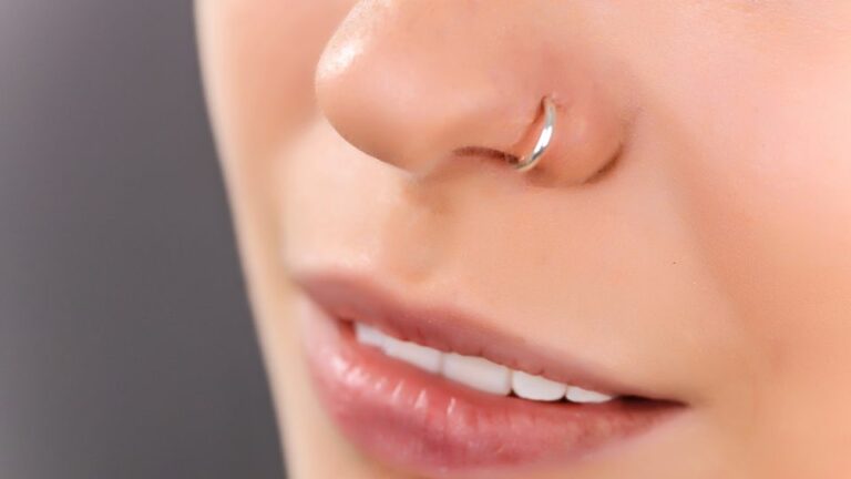 Как выбрать украшение для пирсинга носа и как правильно ухаживать за местом прокола?