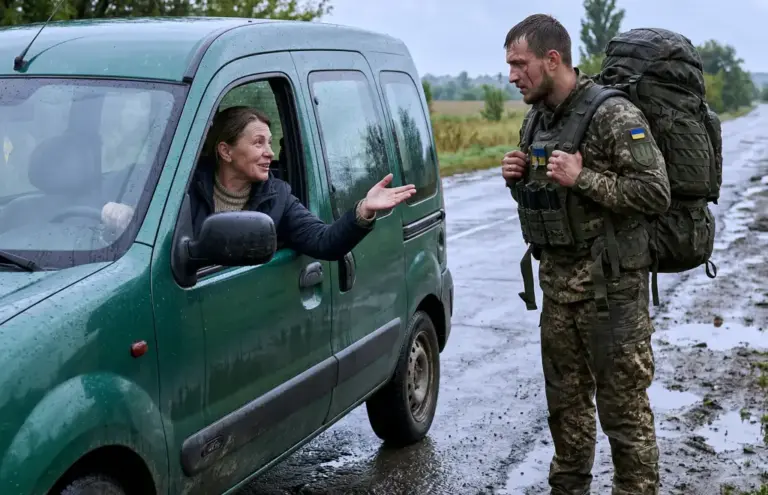 Все машины проносились мимо, и только она подобрала бойца под ливнем. Этот поступок обернулся настоящим чудом, которое полностью перевернуло её жизнь!