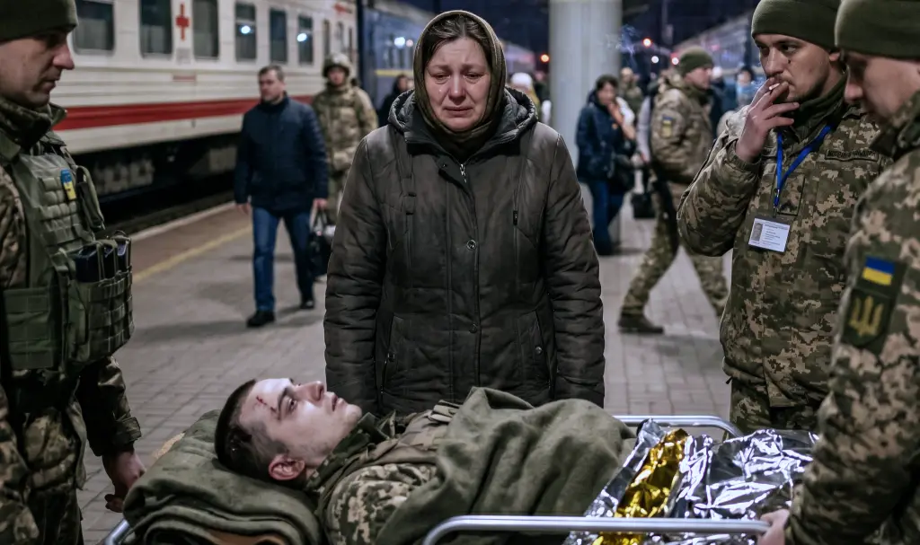 Вона покинула паралізованого сина-героя на вокзалі! Але вчинок зовсім чужої жінки змусить вас ридати...