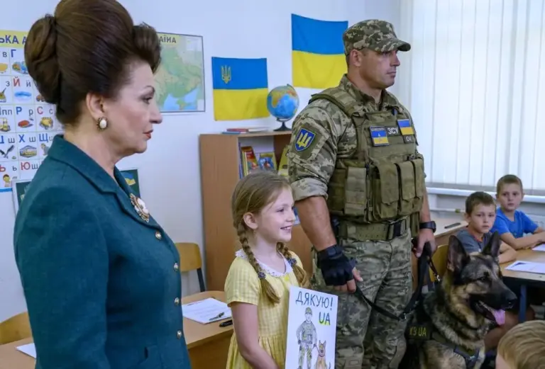 Учительница высмеяла девочку за «выдуманного» папу-героя! Но на следующее утро дверь класса распахнулась, и ей пришлось горько пожалеть…