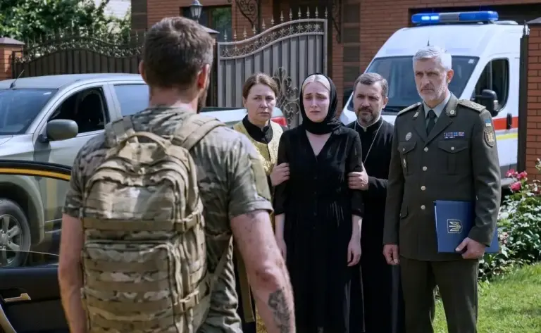 Жена почернела от горя, когда увидела своего «погибшего» мужа! Но самое страшное испытание ждало их на следующий день на кладбище…